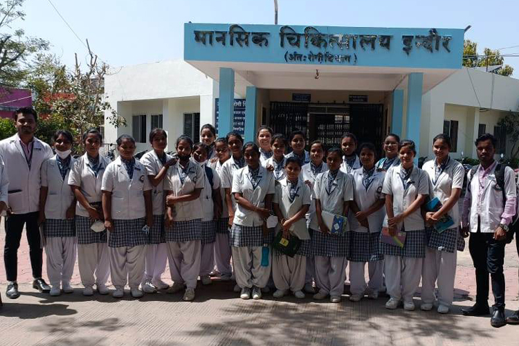 an image containing students standing in front of Mental Hospital, Indore.